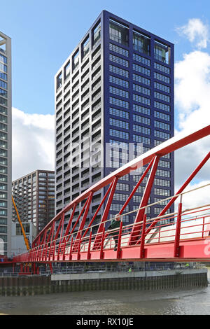 Passerelle pour piétons à l'Île-ville de Londres, un nouveau développement résidentiel dans une boucle de la rivière Lea, près de la Tamise à l'est de la ville. Banque D'Images