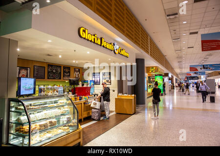 L'aéroport de Sydney Kingsford Smith de l'intérieur, avec Gloria Jeans coffee shop,Sydney, Australie Banque D'Images