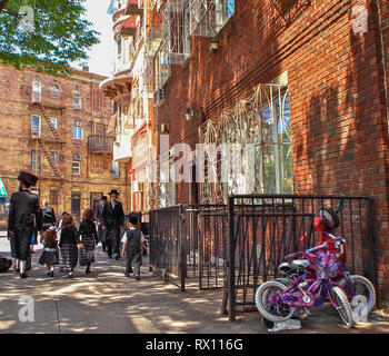 New York - États-Unis 17 juin 2014 - Les gens qui marchent dans la rue à Williamsburg à New York Banque D'Images