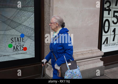 Un client qui passe devant une fenêtre affiche cette dispose de numéros - partie d'un thème de conception appelé "état de l'art", au grand magasin Selfridges sur Oxford Street, le 4 mars 2019, à Londres en Angleterre. Darren Almond's morceau 'la Rencontre de hasard 004', est composé d'une grille formée de panneaux rectangulaires, avec la fragmentation des numéros qui apparaissent pour faire défiler l'ensemble de la surface. La situation des arts est une galerie d'œuvres de neuf artistes-crtically dans Selfridges windows pour célébrer le pouvoir de l'art public. Banque D'Images