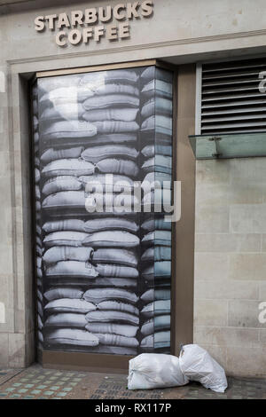 Sacs en plastique pleine de détritus à l'extérieur d'une collection attend fenêtre Starbucks au coin de Mortimer Street et Regent Street, le 4 mars 2019, à Londres en Angleterre. Banque D'Images