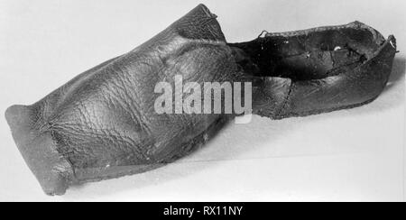 L'homme Chaussure Toe Cornu. L'Angleterre. Date : 1501-1600. Dimensions : 26,5 × 8,5 × 8,5 cm (10 5/16 7/16 × 3 × 3 5/16 in.). Le cuir. Origine : Angleterre. Musée : le Chicago Art Institute. Banque D'Images