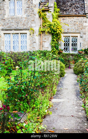 Le jardin de devant d'un cottage en pierre dans la région des Cotswolds, en Angleterre. Banque D'Images