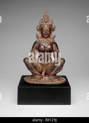Mother-Goddess Brahmani assis dans la posture du yoga de l'eau Holding Pot. Le Népal. Date : 1201-1300. Dimensions : 19,5 x 11,6 x 9,8 cm (7 11/16 x 4 9/16 x 3 7/8 in.). Alliage de cuivre. Origine : Népal. Musée : le Chicago Art Institute. Banque D'Images