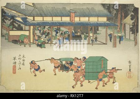 Kusatsu : Célèbre Poster House (Kusatsu, Meibutsu tateba), de la série "Cinquante-trois Stations du Tokaido (Tokaido gojusan tsugi no uchi), aussi connu sous le nom de l'édition Hoeido Tokaido. Utagawa Hiroshige ? ?  ? ? ; Japonais, 1797-1858. Date : 1828-1839. Dimensions : 24 x 36,1 cm (9 7/16 x 14 3/16 po.). Gravure sur bois en couleur ; Oban. Origine : Japon. Musée : le Chicago Art Institute. Banque D'Images