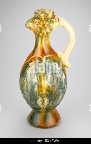 Phoenix-Headed Ewer. La Chine. Date : 701 AD AD-750. Dimensions : 32,2 × 13,0 × 12,7 cm (5.1 in.). Faïence avec décor moulé en trois couleurs et trois couleurs (émaux). Origine : Chine. Musée : le Chicago Art Institute. Banque D'Images