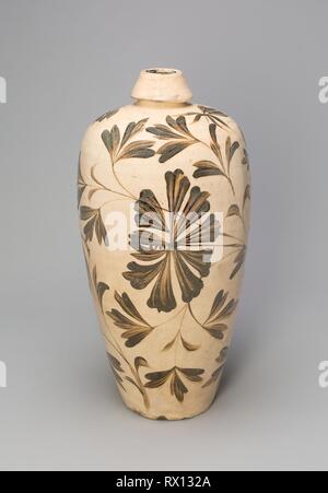 Vase Meiping Emaillé (bouteille allongé) avec la pivoine de sprays. La Chine. Date : 1115-1234. Dimensions : H. 27,8 cm (14 7/8 po) ; diam. 18,7 cm (7 3/8 po). Pot type Cizhou ware ; grès, slip-enduites de overglaze décor peint en brun de fer. Origine : Chine. Musée : le Chicago Art Institute. Banque D'Images