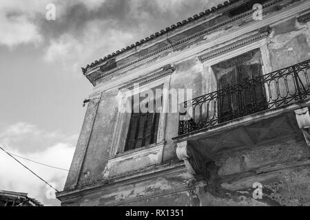 Vieux, des maisons abandonnées dans la ville de Pyrgos, région du Péloponnèse, Grèce. Les maisons sont construites sur un style néo-classique, qui a prospéré dans les années 1920 Banque D'Images