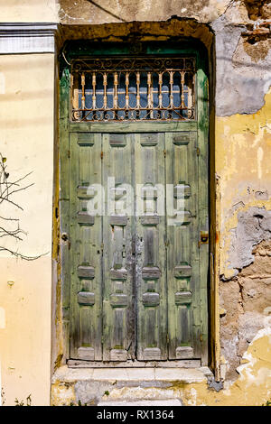 PYRGOS, la Grèce, l'ancienne porte de maison abandonnée, dans la ville de Pyrgos, l'ILEIA préfecture, Péloponnèse, Grèce. Banque D'Images