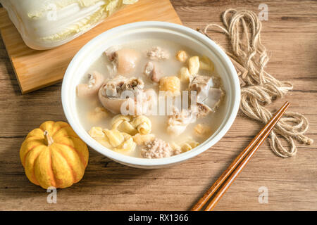 Trotter soupe avec fond de bois Banque D'Images