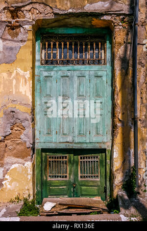 PYRGOS, la Grèce, l'ancienne porte de maison abandonnée, dans la ville de Pyrgos, l'ILEIA préfecture, Péloponnèse, Grèce. Banque D'Images