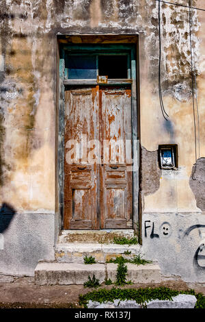 PYRGOS, la Grèce, l'ancienne porte de maison abandonnée, dans la ville de Pyrgos, l'ILEIA préfecture, Péloponnèse, Grèce. Banque D'Images