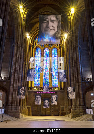 Sudarios linceul par Erika Diettes sur l'affichage pour la première fois au Royaume-Uni. Portraits de femmes qui ont regardé les membres de la famille assassinés sont suspendus à l'intérieur de la cathédrale de Liverpool à partir de la 8ème - 28 mars dans le cadre du Festival pour célébrer la parole et d'inspiration femmes extraordinaires. Banque D'Images