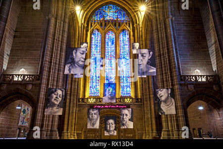 Sudarios linceul par Erika Diettes sur l'affichage pour la première fois au Royaume-Uni. Portraits de femmes qui ont regardé les membres de la famille assassinés sont suspendus à l'intérieur de la cathédrale de Liverpool à partir de la 8ème - 28 mars dans le cadre du Festival pour célébrer la parole et d'inspiration femmes extraordinaires. Banque D'Images