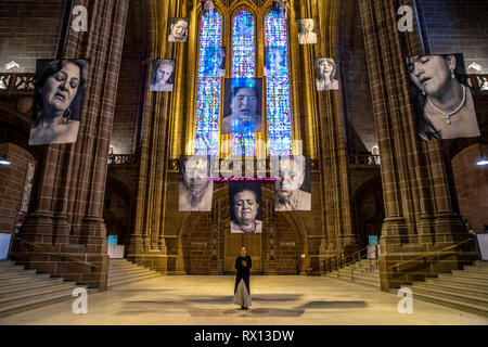 Sudarios linceul par Erika Diettes (centre) sur l'affichage pour la première fois au Royaume-Uni. Portraits de femmes qui ont regardé les membres de la famille assassinés sont suspendus à l'intérieur de la cathédrale de Liverpool à partir de la 8ème - 28 mars dans le cadre du Festival pour célébrer la parole et d'inspiration femmes extraordinaires. Banque D'Images