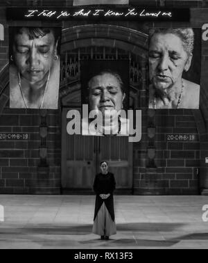 Droit CONVERTIES EN NOIR ET BLANC Sudarios linceul par Erika Diettes (centre) sur l'affichage pour la première fois au Royaume-Uni. Portraits de femmes qui ont regardé les membres de la famille assassinés sont suspendus à l'intérieur de la cathédrale de Liverpool à partir de la 8ème - 28 mars dans le cadre du Festival pour célébrer la parole et d'inspiration femmes extraordinaires. Banque D'Images