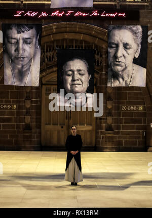 Sudarios linceul par Erika Diettes (centre) sur l'affichage pour la première fois au Royaume-Uni. Portraits de femmes qui ont regardé les membres de la famille assassinés sont suspendus à l'intérieur de la cathédrale de Liverpool à partir de la 8ème - 28 mars dans le cadre du Festival pour célébrer la parole et d'inspiration femmes extraordinaires. Banque D'Images