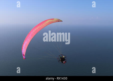 L'île de Galveston, Texas, USA - 9 juin 2018 : Spectaculaire vue aérienne d'un parapente en vol propulsé. Paramotor haut au-dessus du golfe du Mexique. Banque D'Images