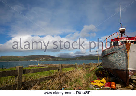 Un vieux bateau est inutilisée dans le soleil mars près de Ventry sur la péninsule de Dingle, dans le comté de Kerry où le tourisme est désormais une source essentielle de bien-être économique. Banque D'Images
