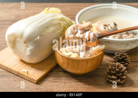 Trotter soupe avec fond de bois Banque D'Images