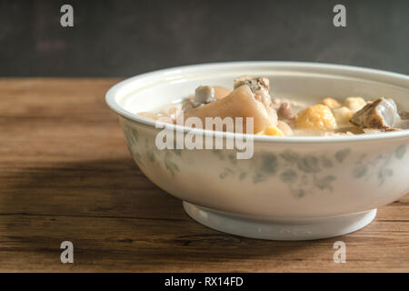 Trotter soupe avec fond de bois Banque D'Images