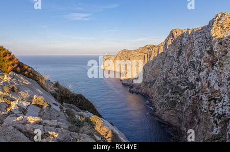 Vue sur le Cap de Formentor et le phare à Mallorca, Espagne Banque D'Images