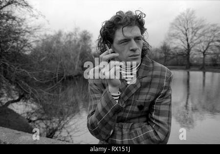 Marco Pierre White, chef, sur Wandsworth Common en face du restaurant Harveys, où il s'est fait connaître et a remporté deux étoiles Michelins, Londres, Angleterre, Royaume-Uni 1987 Banque D'Images