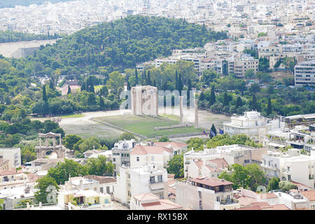 Ancien Temple de Zeus Olympien et entourant les bâtiments de la ville, la Grèce Acropole d'Athènes Banque D'Images