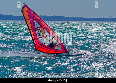 Planche à pleine vitesse pendant un jour de vent en mer méditerranée (St Laurent du Var , France) Banque D'Images