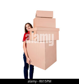 Smiling businesswoman holding est beaucoup de grandes boîtes de carton isolé sur fond blanc. Banque D'Images