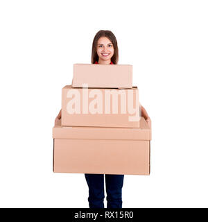 Smiling businesswoman holding est beaucoup de grandes boîtes de carton isolé sur fond blanc. Banque D'Images