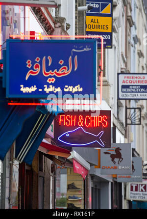 Différents magasins et restaurants sur Edgeware Road à Londres, au Royaume-Uni. Mars 2019. Banque D'Images