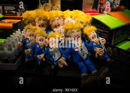 Donald Trump chew toys en vente au Centre National d'exposition de Birmingham (NEC) pour le deuxième jour de la Crufts Dog Show. Banque D'Images