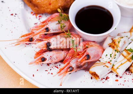 Restaurant le plat. Plaque de base de l'assortiment de collations de la bière, le saindoux, les crevettes bouillies, frites, nuggets de poulet au fromage et pain noir frit Banque D'Images