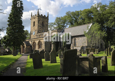 Village rural Église de St Lawrence à Eyam Derbyshire, Angleterre Parc national du district de Peak au Royaume-Uni, église de village anglaise de grade II * bâtiment classé Banque D'Images