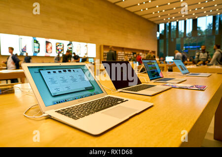 DUSSELDORF, ALLEMAGNE - circa 2018 SEPTEMBRE : MacBook Air sur l'affichage à l'Apple store à Dusseldorf. Banque D'Images