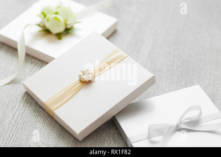 Boîtes pour les cadeaux de mariage ou des cartes d'invitation. Banque D'Images