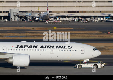 Un avion Boeing 777-346 (ER) de Japan Airlines (JAL) est remorqué à l'aéroport international Haneda de Tokyo, au Japon. Banque D'Images