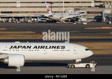 Un avion Boeing 777-346 (ER) de Japan Airlines (JAL) est remorqué à l'aéroport international Haneda de Tokyo, au Japon. Banque D'Images