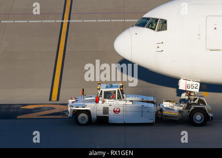 Un avion Boeing 767-346 (ER) de Japan Airlines (JAL) est remorqué à l'aéroport international Haneda de Tokyo, au Japon. Banque D'Images