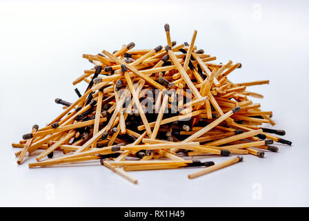 Pile de bois brûlé beaucoup d'allumettes sur un fond blanc Banque D'Images