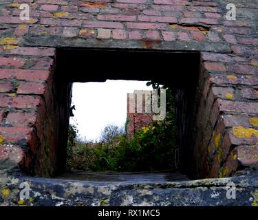 Reste des bâtiments qui abritaient les trémies et à broyer de l'Porthgain ardoisières, Pembrokeshire, au Royaume-Uni. Banque D'Images