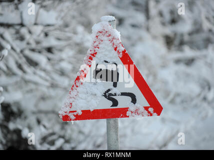 Trafic routier britannique d'avertissement signe les routes glissantes. Banque D'Images