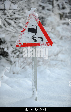 Trafic routier britannique d'avertissement signe les routes glissantes. Banque D'Images