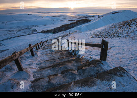 Mam tor couvertes de neige pendant le coucher du soleil dans le Peak District Banque D'Images