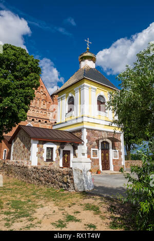 Ancien clocher du 15e siècle et l'église fortifiée St Michael à été dans Synkovichi village, région de Grodno, Bélarus. Banque D'Images