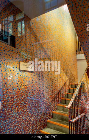 Petite main written panneau disant Womens Haut accroché au mur d'escalier sur mesure repéré de Paul Smith boutique à Covent Garden, Londres Banque D'Images