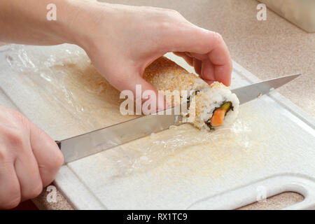 Faire des sushis. Meubles de cuisine rouleaux de sushi. Banque D'Images