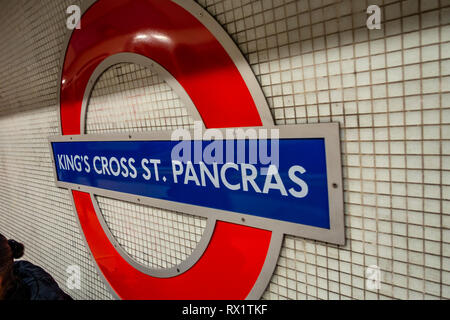 Circulaire du tube emblématique de Londres signe sur la plate-forme souterraine à Kings Cross, St Pancras, Londres, Angleterre Banque D'Images