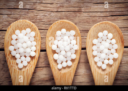 En trois cuillère de globules homéopathiques close up. L'homéopathie médecine. Banque D'Images